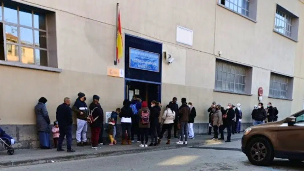 Multa por agredir a la policia en una oficina de extranjeria de Zaragoza