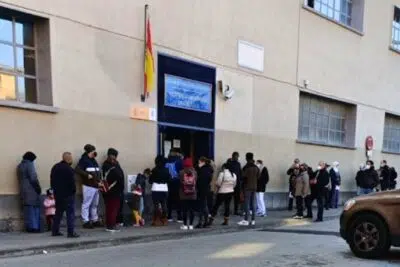 Multa por agredir a la policia en una oficina de extranjeria de Zaragoza